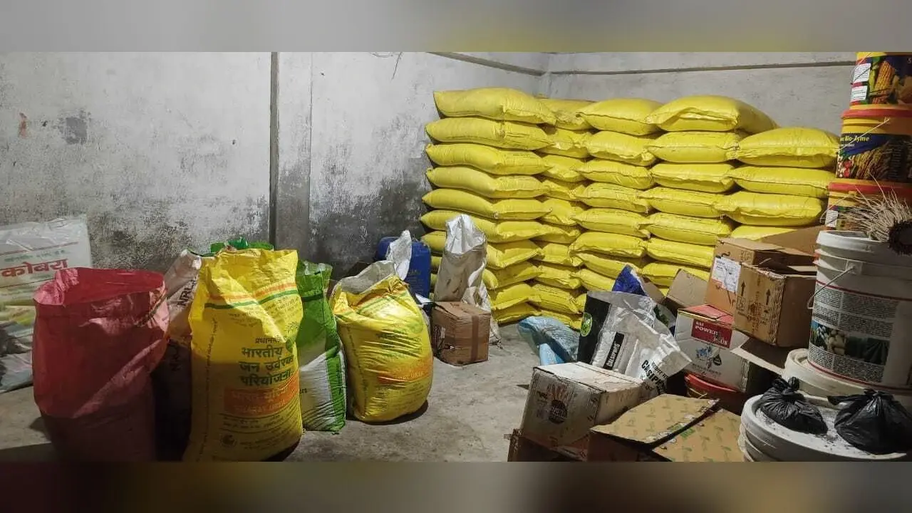पश्चिम बंगाल से खाद लाकर आजमनगर में बेच रहे बिचौलिए