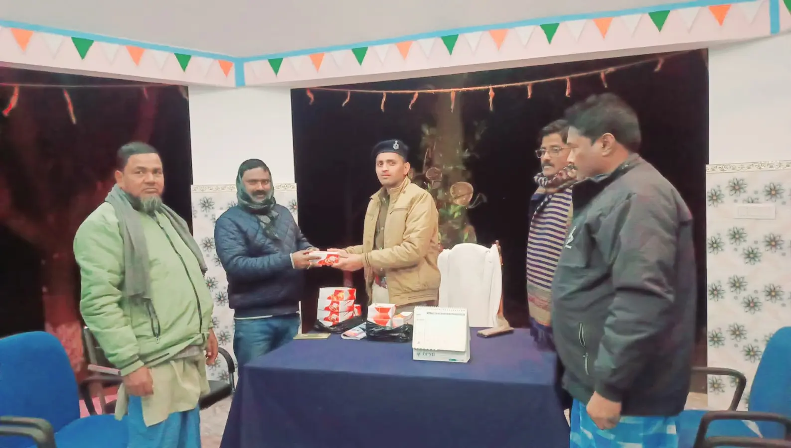 नव वर्ष के मौके पर पौआखाली थानाध्यक्ष ने आमजनों व कर्मियों से साथ बांटी खुशियां