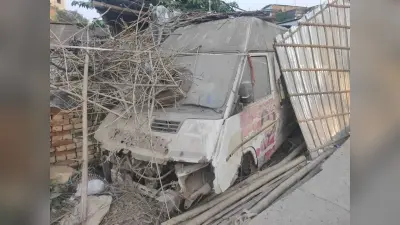 सड़क किनारे रखी एंबुलेंस को खा रही जंग, हुआ बेकार, जिम्मेदार मौन