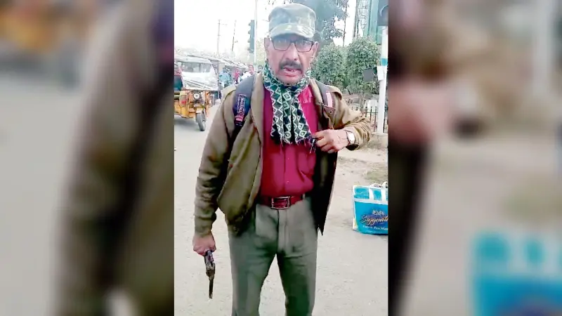 रिटायर्ड सीआइएसएफ जवान की बहादुरी बस में पकड़ लिया हथियारबंद व्यक्ति को
