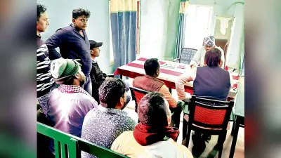 विद्यालय में अतिरिक्त फीस लेने का आरोप, पूर्व छात्रों ने सौंपा ज्ञापन