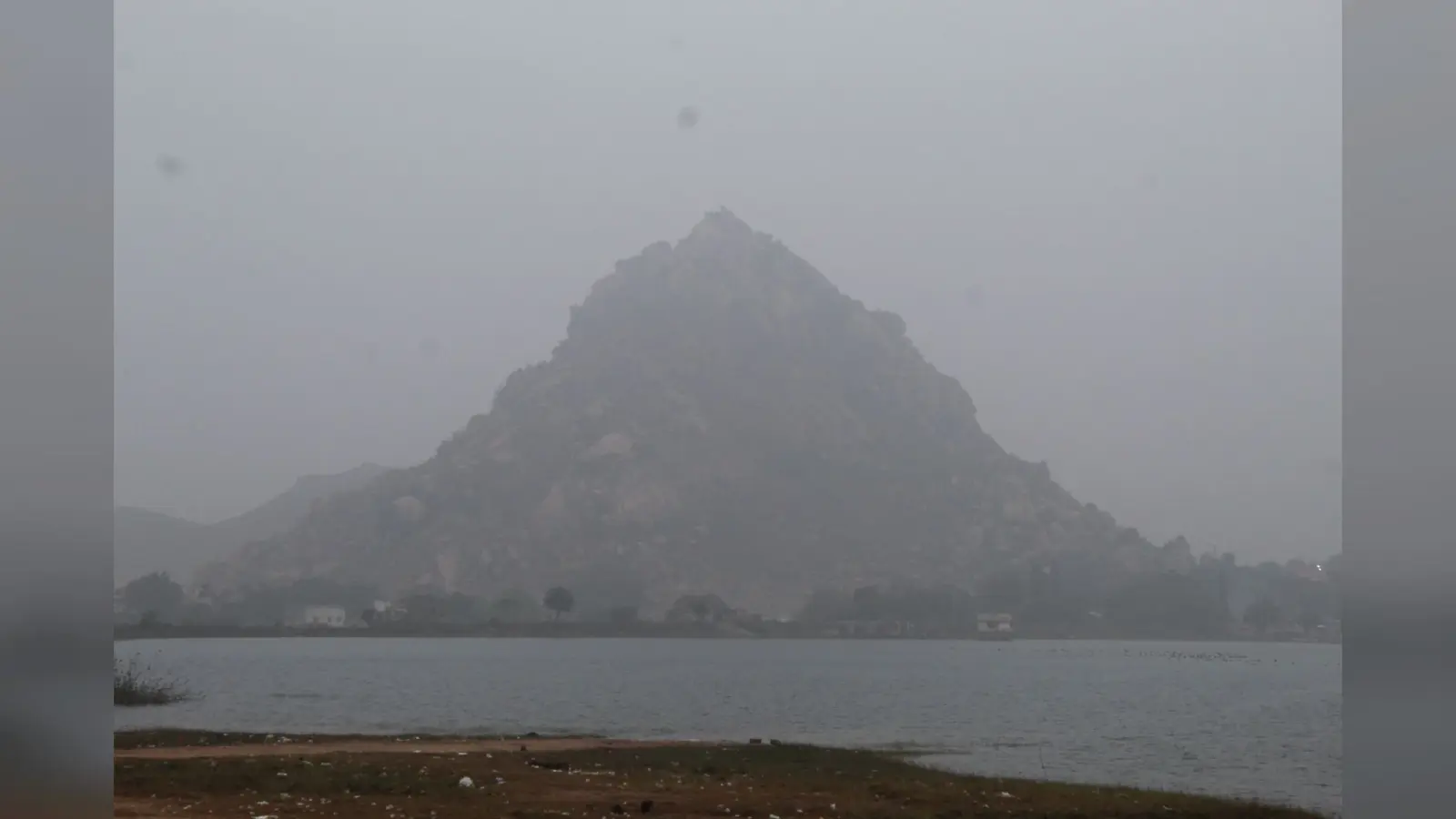 Giridih News :न्यूनतम तापमान पहुंचा आठ डिग्री, शाम होते ही घरों में दुबके लोग