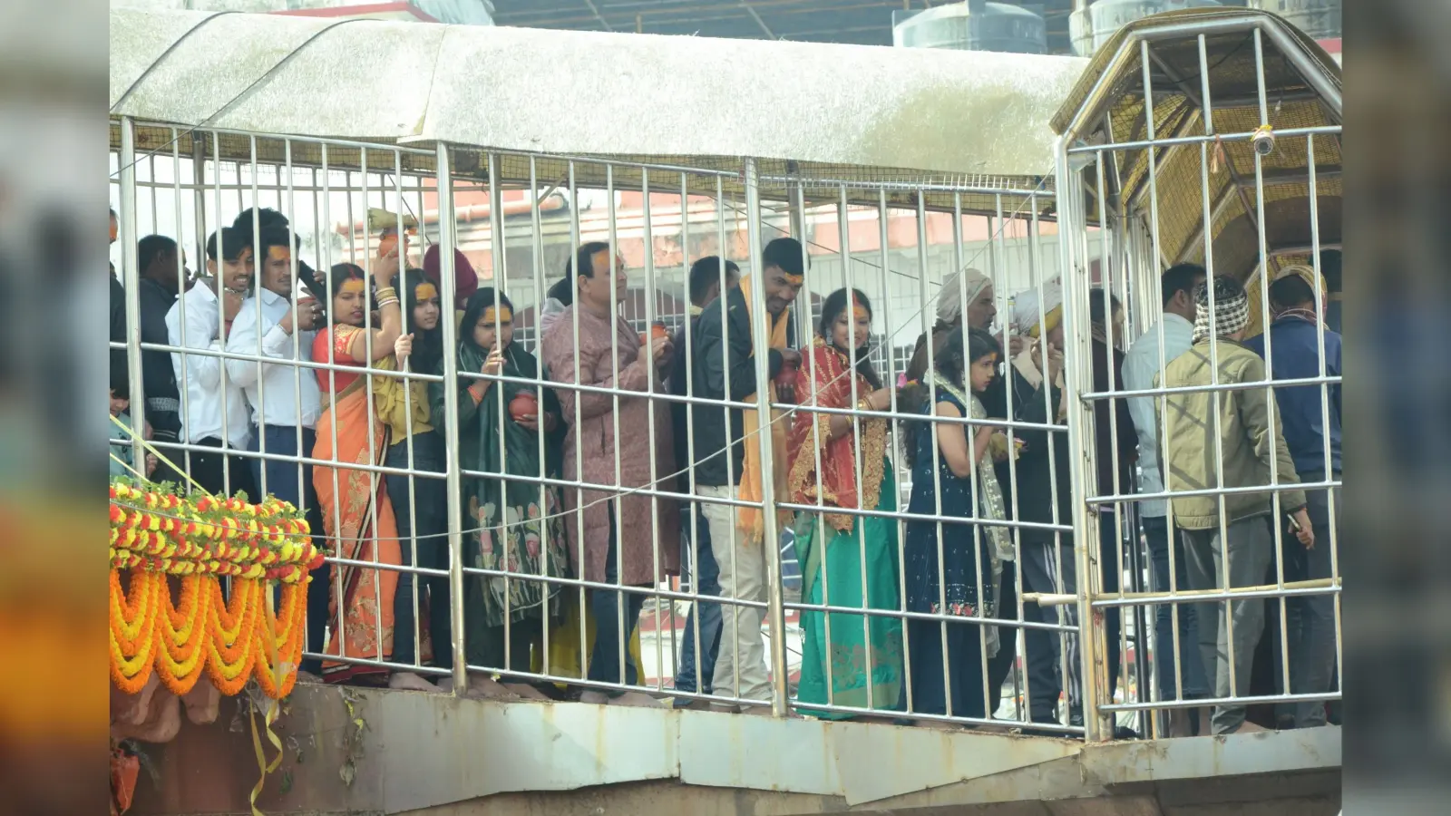 Deoghar News : नववर्ष के दूसरे दिन भी बाबा मंदिर में लगा भक्तों का तांता
