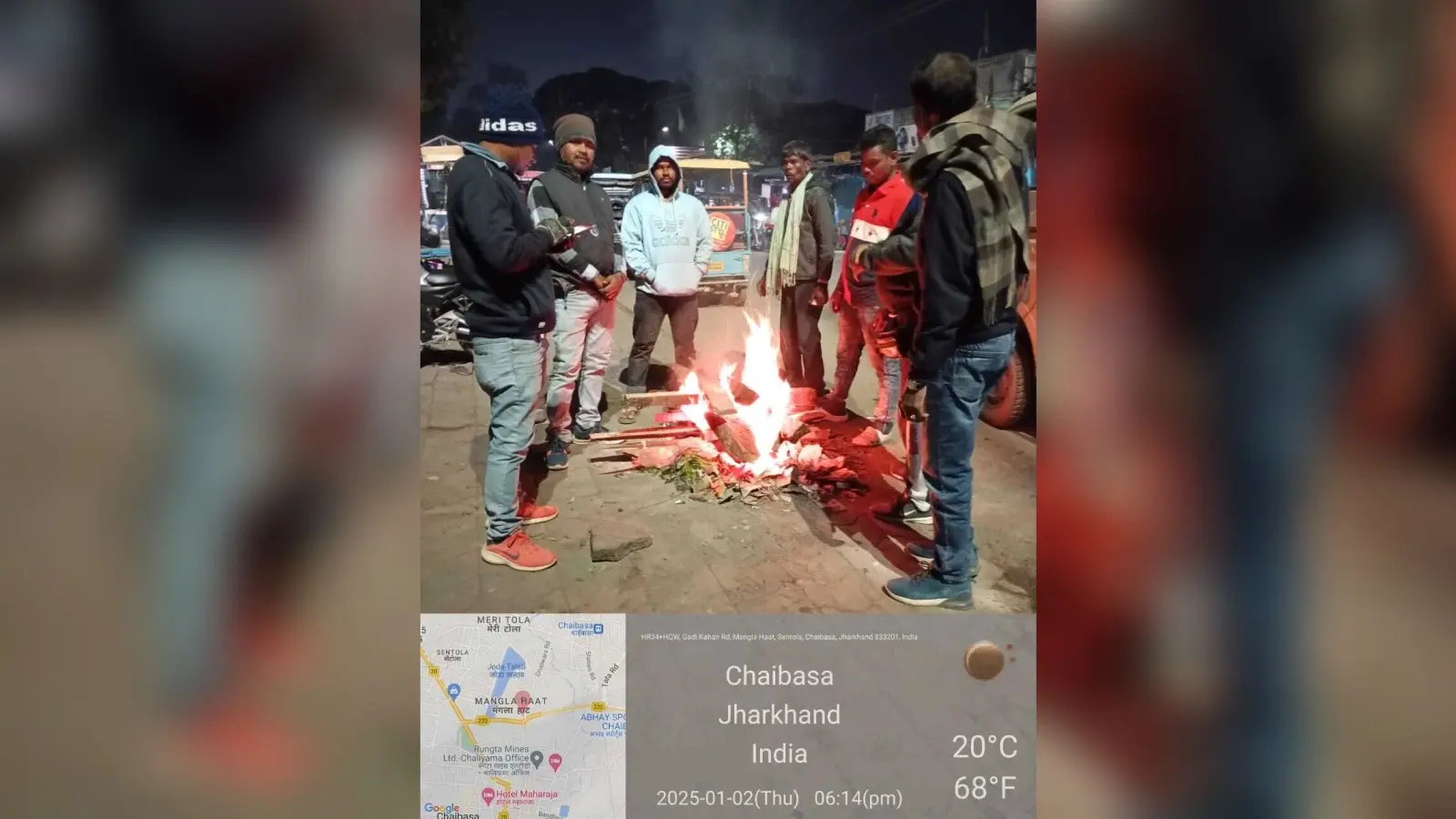 Chaibasa News : ठंड और कोहरे से लोग बेहाल, अलाव बना सहारा