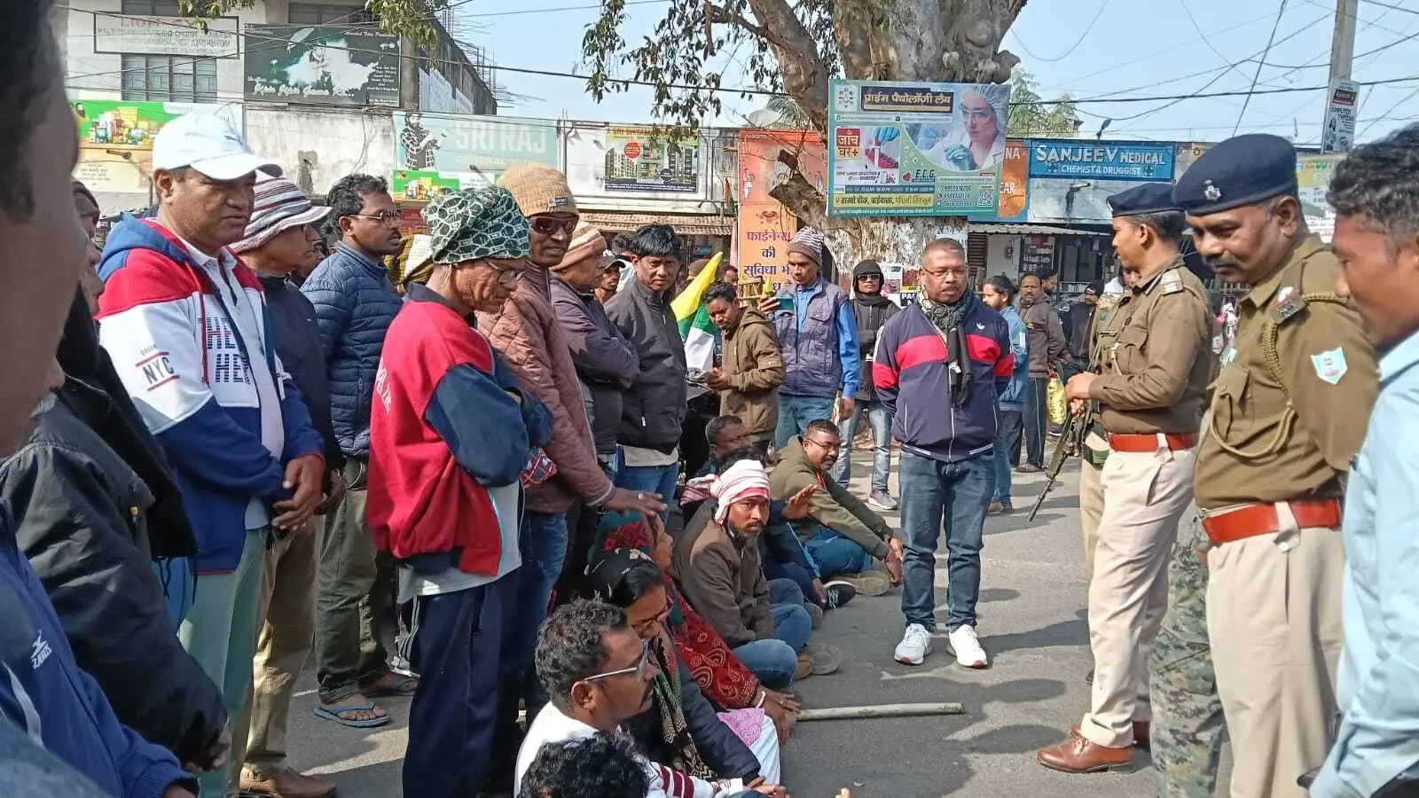 Chaibasa News : नो इंट्री व फ्लाई ओवर की मांग पर साढ़े तीन घंटे तांबो चौक रखा जाम