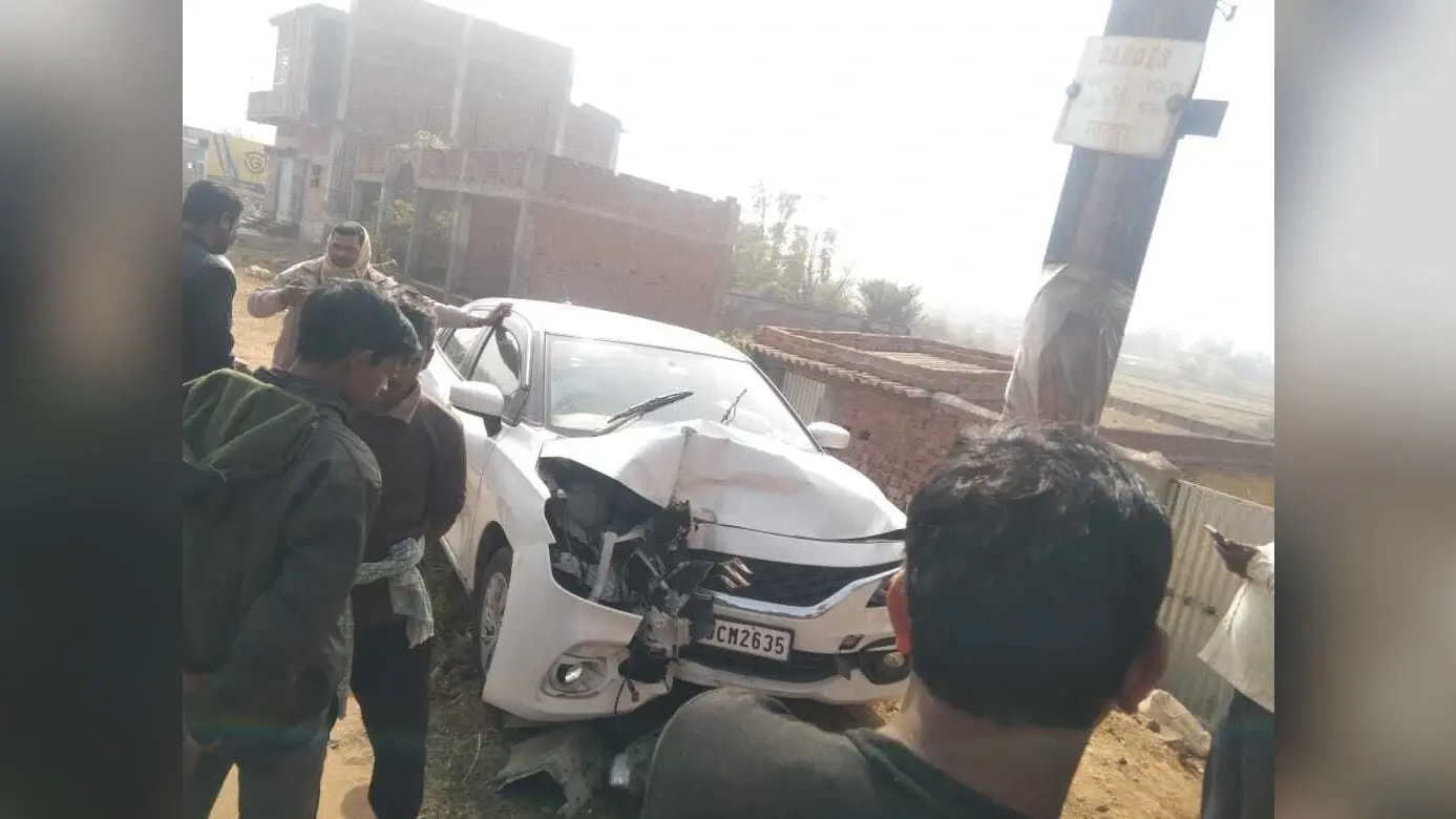 Deoghar News : कार ने बिजली के खंभे में मारा धक्का, महिला घायल
