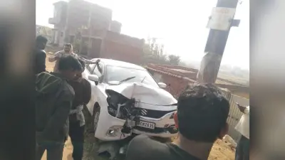 Deoghar News : कार ने बिजली के खंभे में मारा धक्का, महिला घायल