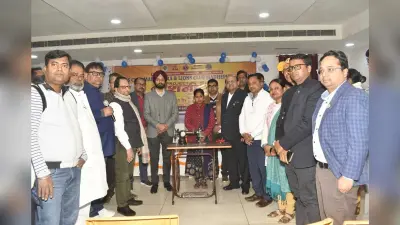 डीएम ने प्रशिक्षित महिलाओं को दिया सिलाई मशीन