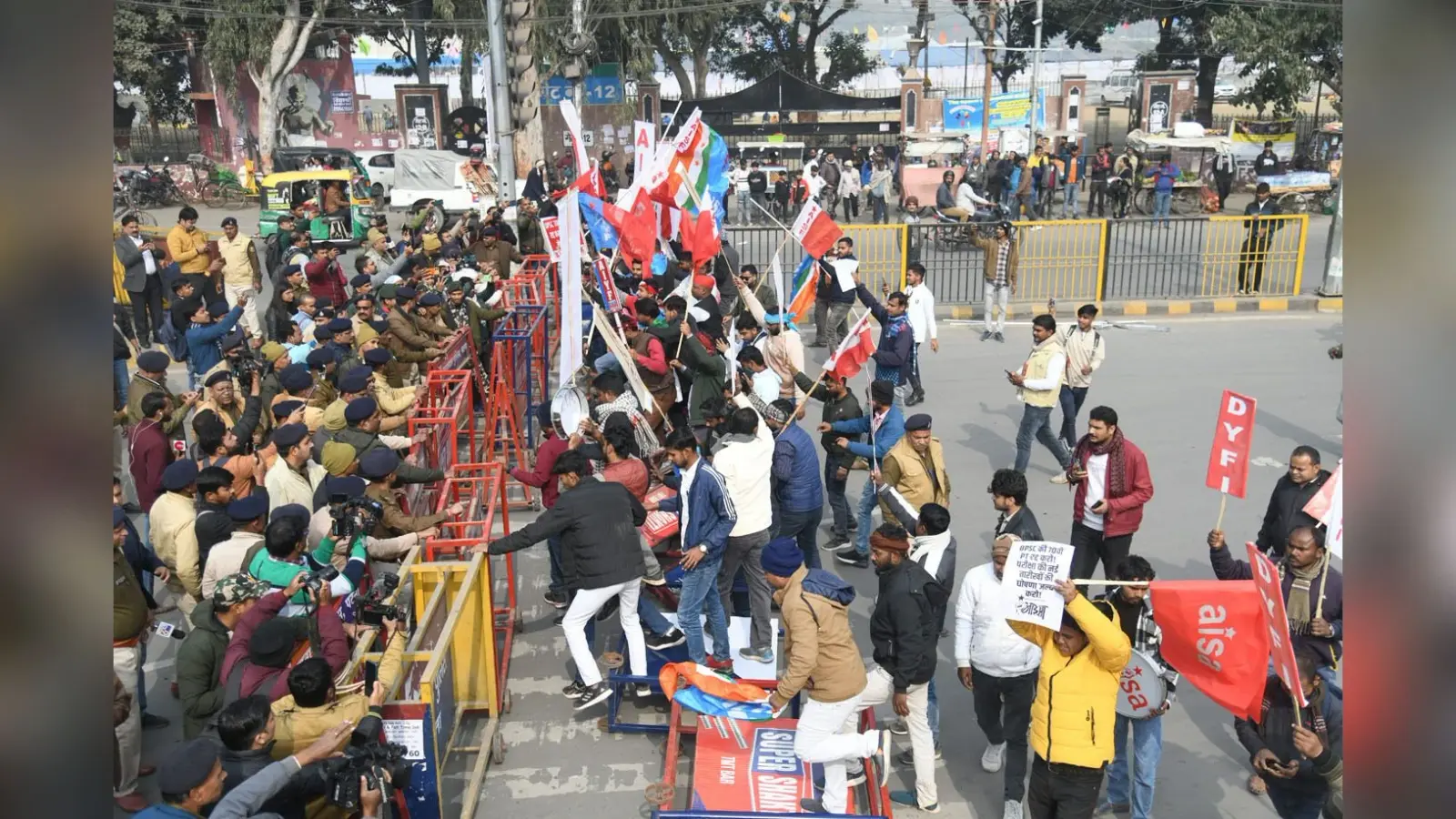 बीपीएससी अभ्यर्थियों ने जेपी गोलंबर पर तोड़ी बैरिकेडिंग, दो घंटे तक जाम रहा डाकबंगला चौराहा