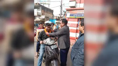 Deoghar News : यातायात विभाग की गांधीगीरी, हेलमेट नहीं पहनने वालों को पहनाया माला