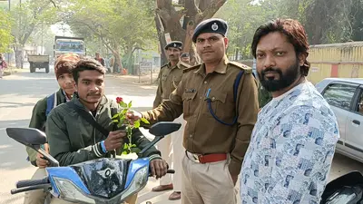 लोगों को गुलाब फूल देकर हेलमेट पहनने के लिए किया जागरूक