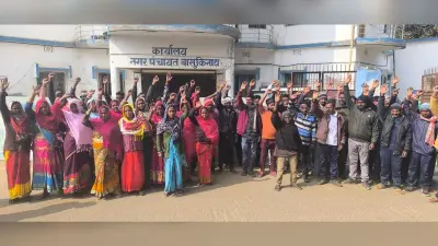 मांगों को लेकर नगर पंचायत के कर्मियों ने किया कार्य बहिष्कार