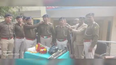 थाना के दो पीटीसी की पदोन्नति पर थानाध्यक्ष ने लगाया स्टार