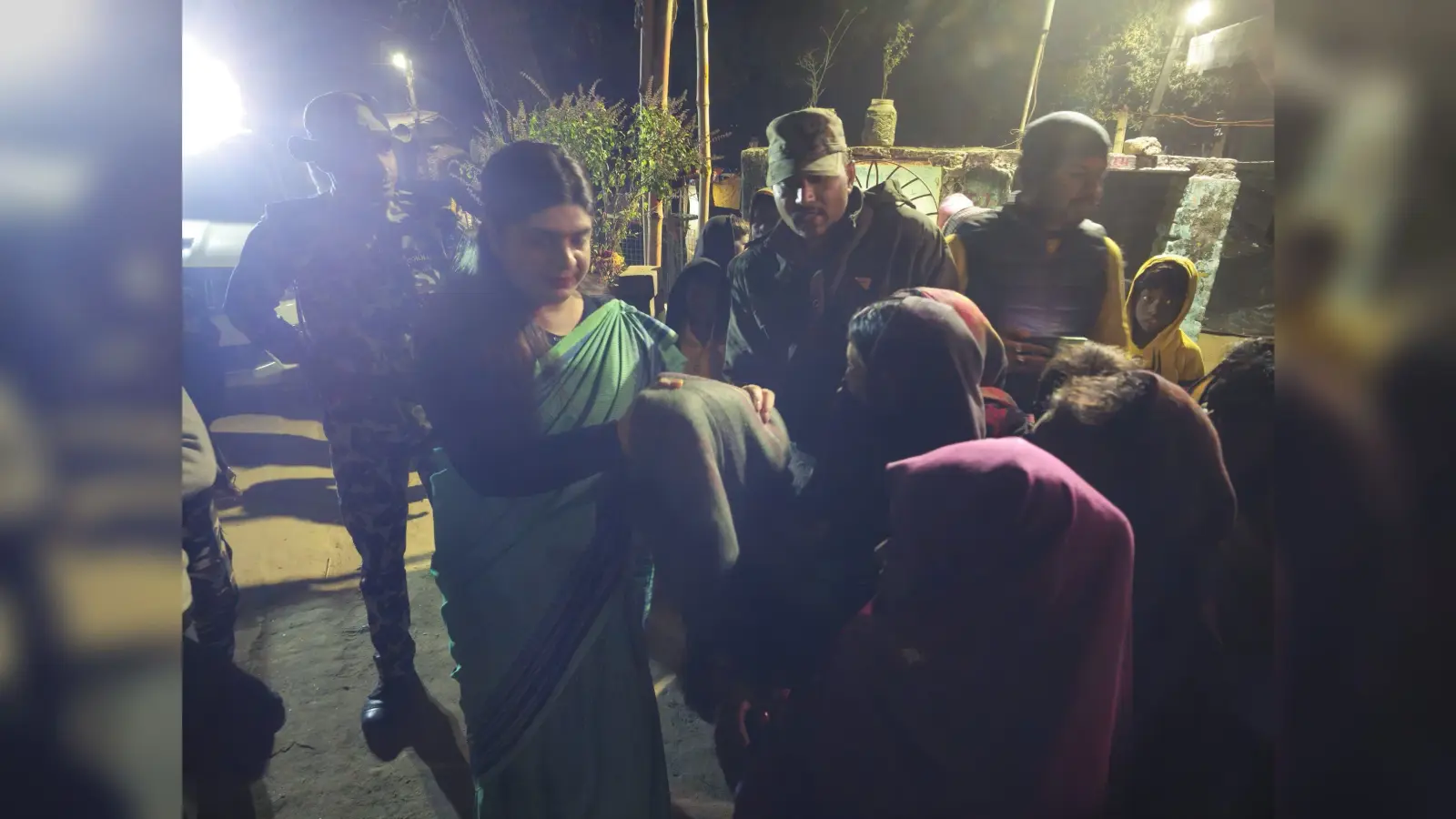 डीएम ने जरूरतमंदों के बीच बांटा कंबल
