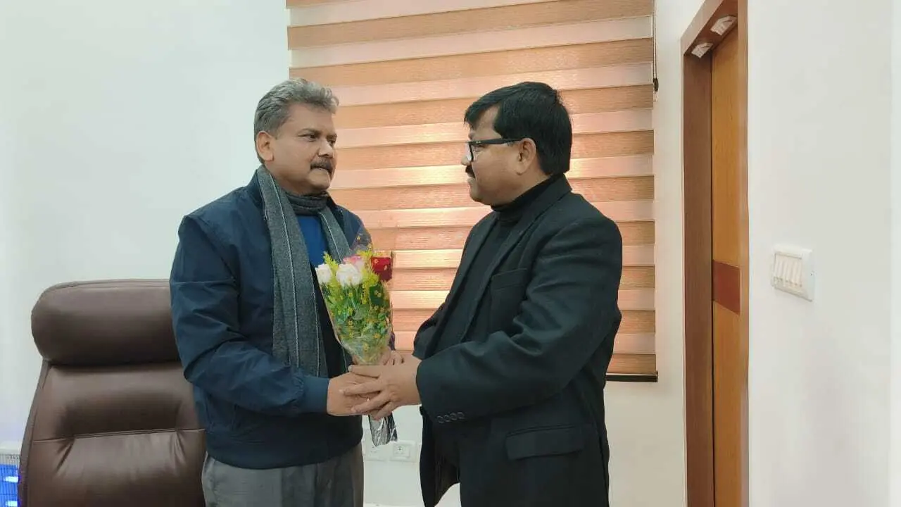 शिक्षा मंत्री से मिले जदयू के पूर्व विधायक मुजाहिद आलम, सौंपा मांग पत्र