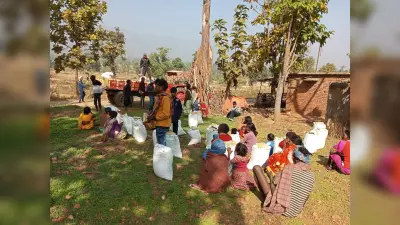 आदिम जनजाति परिवार के बीच राशन का वितरण