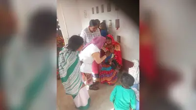 स्वास्थ्य उपकेंद्र में बच्चों का किया गया टीकाकरण