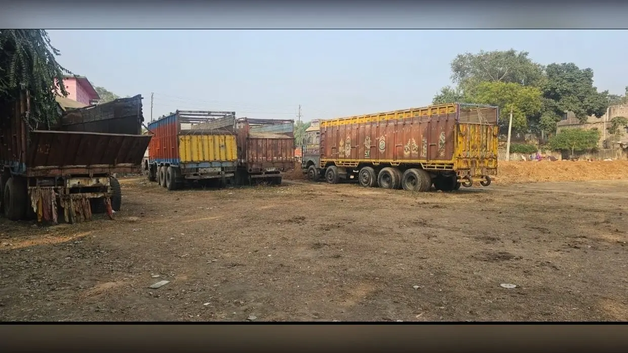 विद्यालय के मैदान में खड़े हैं जब्त ट्रक, बच्चे नहीं कर पा रहे अभ्यास