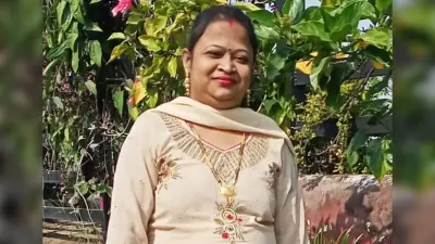 कार पलटी, महिला की मौत, पति व बच्चे घायल