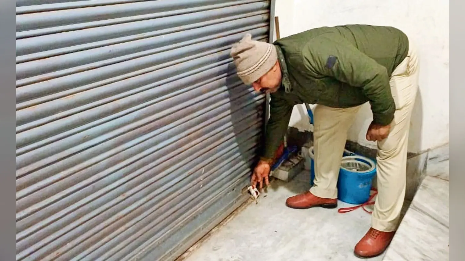 कपड़े की दुकान से भारी मात्रा में विदेशी शराब जब्त