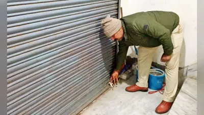 कपड़े की दुकान से भारी मात्रा में विदेशी शराब जब्त
