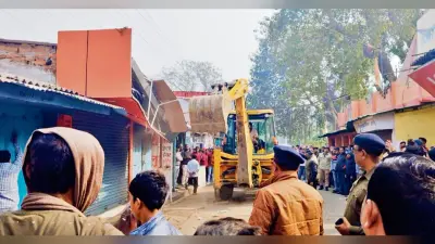 बरौनी में रेल प्रशासन ने अतिक्रमण पर चलाया बुलडोजर, पांच दुकानों को किया सील