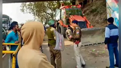 hajipur news. रेल प्रशासन ने अतिक्रमणकारियाें के खिलाफ चलाया अभियान, हटायी गयी दो दर्जन से अधिक दुकानें