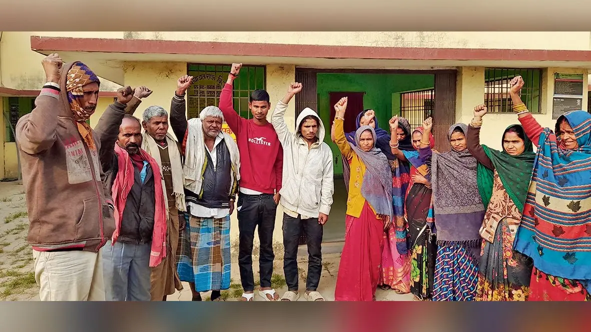 स्वच्छताकर्मियों ने बकाया मानदेय का भुगतान की मांग को लेकर किया प्रदर्शन
