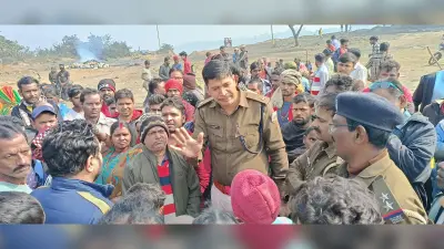 Dhanbad News:कुम्हार बस्ती में पड़ी दरार, ग्रामीणों ने थाना घेरा