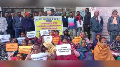 Giridih News: नल जल योजना का लाभ नहीं मिलने से आक्रोशित ग्रामीणों ने दिया धरना