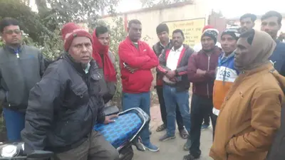 Dhanbad News : दाखिल खारिज के लिए हलका कर्मचारी ने पैसे लिये और हो गये रिटायर, रैयतों ने देखा तो बना लिया बंधक