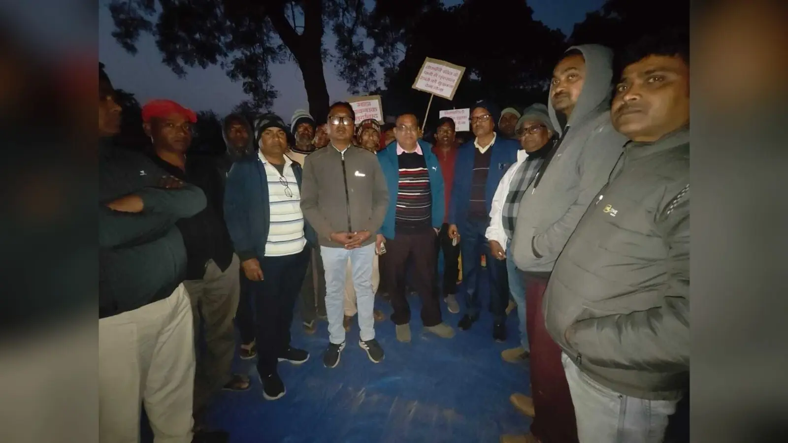 Dhanbad News:नियोजन-मुआवजा को लेकर ग्रामीणों ने दिया धरना