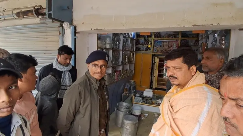स्वर्णाभूषणालय का शटर काट लाखों के जेवर व नकदी की चोरी