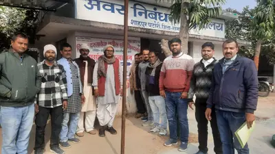कातिबों ने काला बिल्ला लगाकर किया विरोध-प्रदर्शन