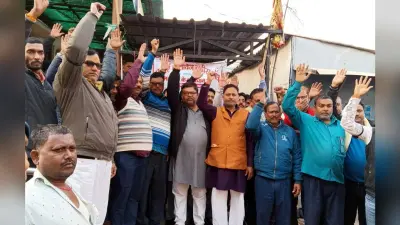 जमीन रजिस्ट्री के नये नियम से का विरोध, काला बिल्ला लगा कातिबों ने किया प्रदर्शन