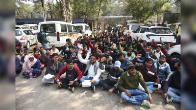 Jamshedpur news. चौकीदार लिखित परीक्षा में गड़बड़ी का आरोप, अभ्यार्थियों का प्रदर्शन