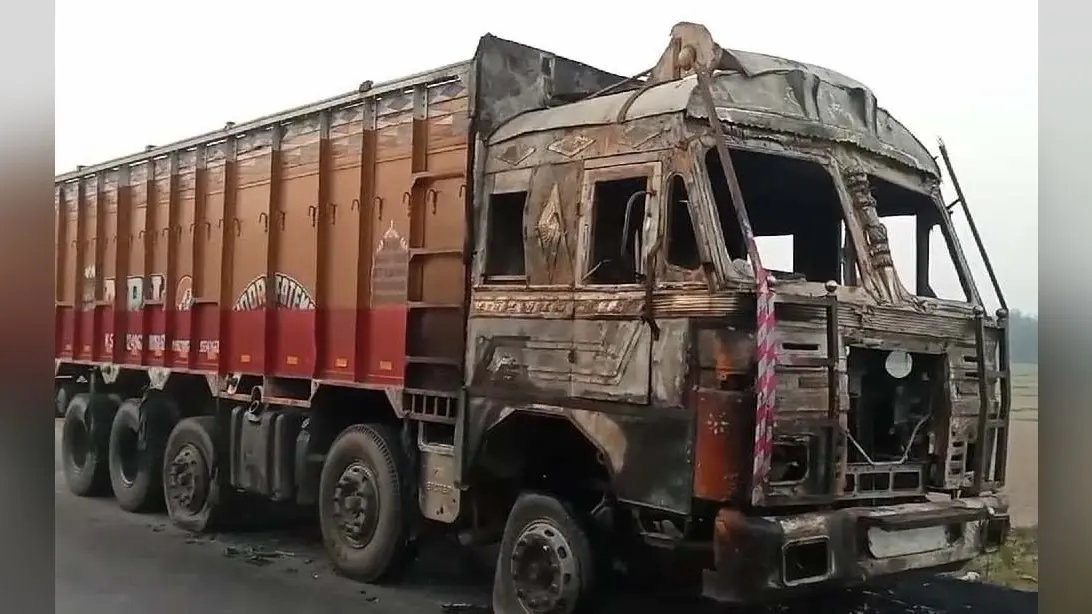 सपनी पुल पर शार्ट सर्किट से धू-धूकर जला ट्रक