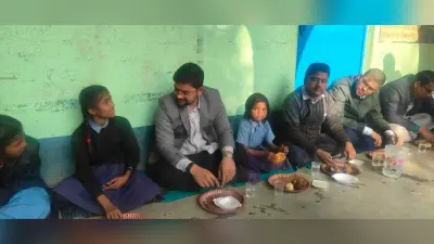 बच्चों के साथ पंगत में बैठकर डीएम ने चखा एमडीएम का स्वाद