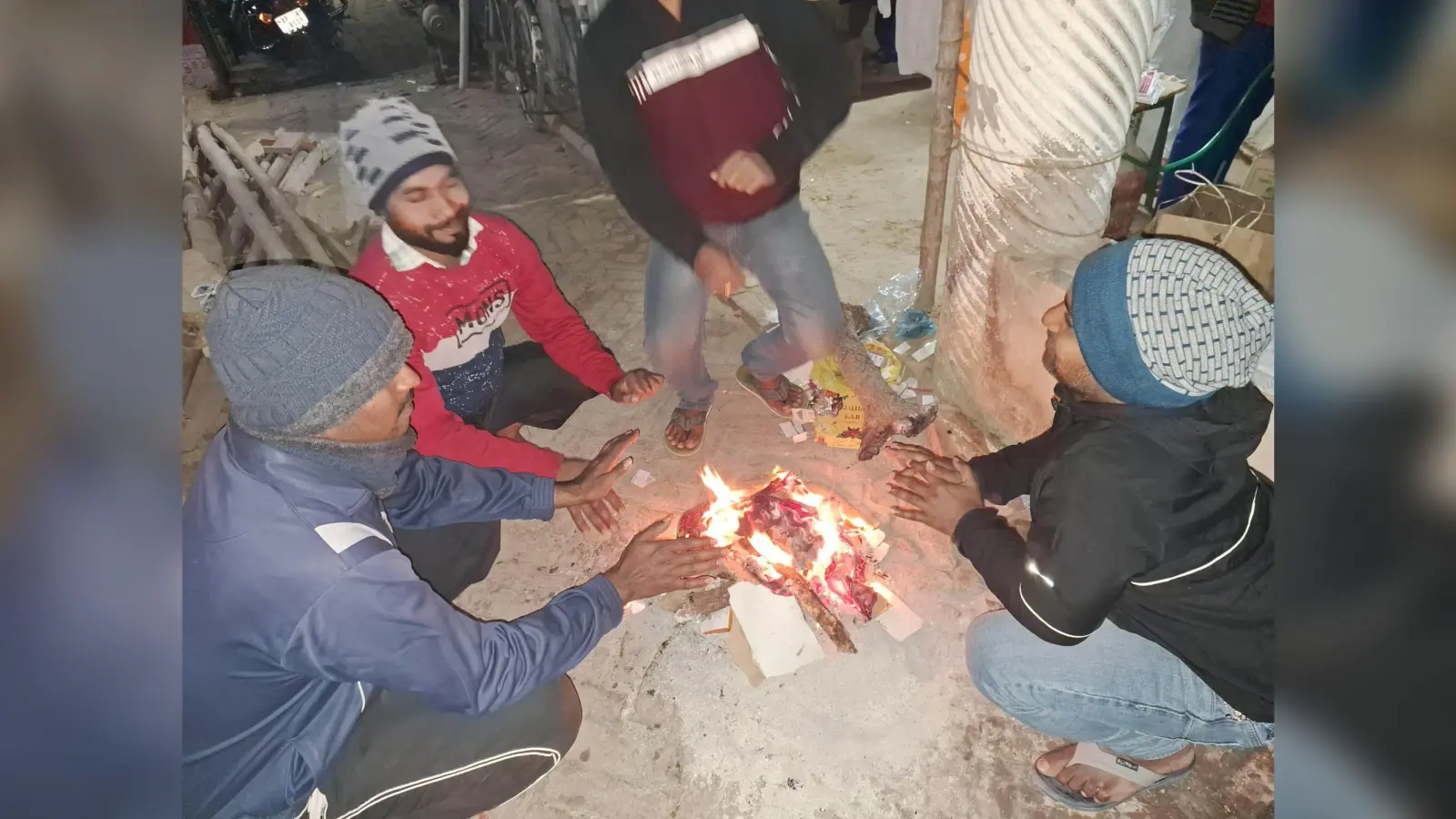 बढ़ती ठंड ने लोगों को घरों में दुबकने को किया मजबूर
