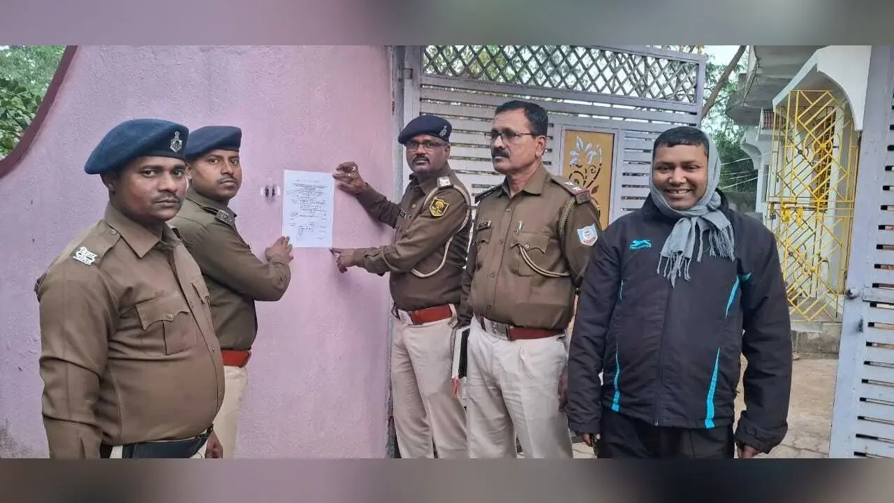 आशीष हत्याकांड के फरार दो अभियुक्त के घर पुलिस ने चस्पाया इश्तेहार