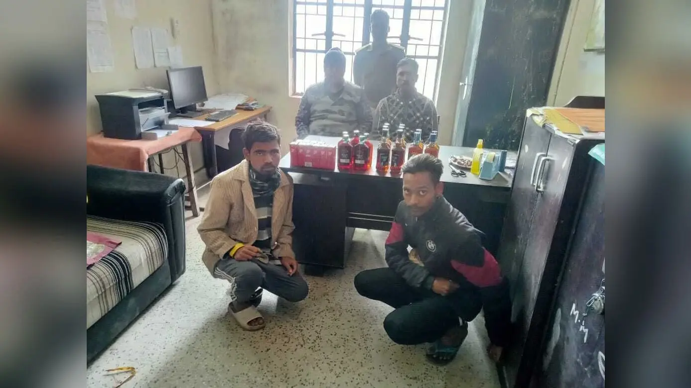 7.425 लीटर विदेशी शराब जब्त, दो युवक गिरफ्तार