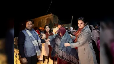 जरूरतमंदों के बीच अधिकारियों ने बांटा कंबल