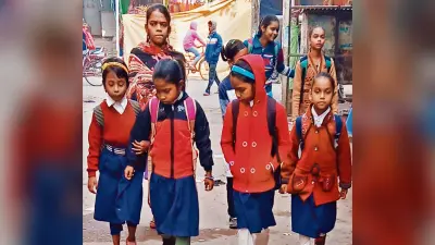 Chhapra News : कड़ाके की ठंड में ठिठुरते हुए स्कूल पहुंचे बच्चे, दिनभर बनी रही गलन