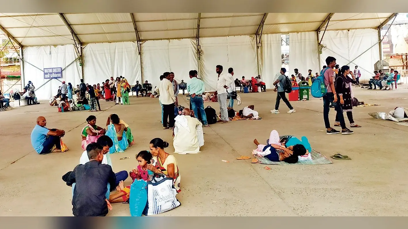 Gaya News : कोहरे के कारण घंटों लेट चल रहीं कई प्रमुख ट्रेनें