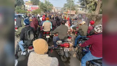 Giridih News :रेलवे फाटक के पास लगने वाले जाम से लोग परेशान