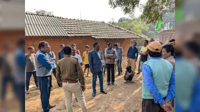 East Singhbhum News : बिना ढके भारी वाहन के परिचालन से ग्रामीण आक्रोशित, 5 घंटे गाड़ियां रोकीं