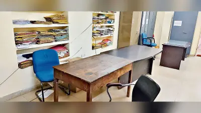 Ranchi News : हाजिरी बनाकर गायब थे कर्मचारी, डीसी से शिकायत