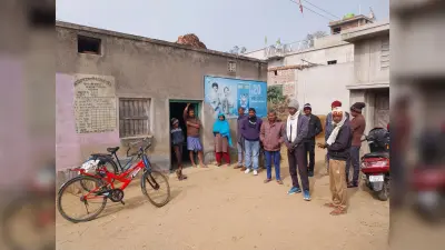 Giridih News: राशन उठाव के बाद पर्ची नहीं देने पर मुखिया ने डीलर को लगायी फटकार
