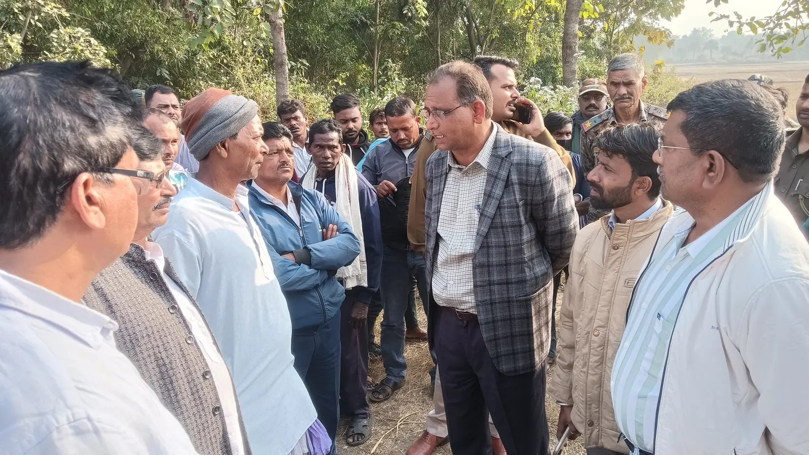 Bokaro News : चंदनकियारी में ट्रक की चपेट में आने से बाइक सवार युवक की मौत, सड़क जाम