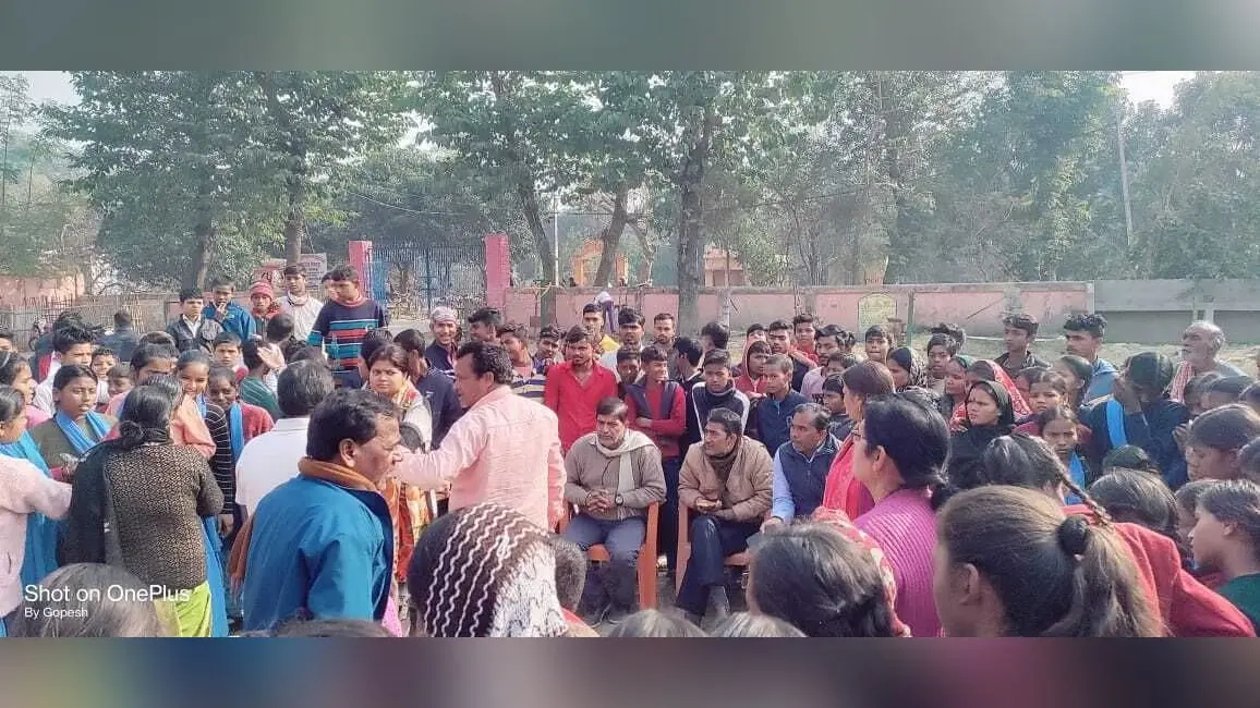 Bhagalpur news छात्र-छात्राओं के बीच विवाद के बाद अभिभावकों ने विद्यालय परिसर में की बैठक